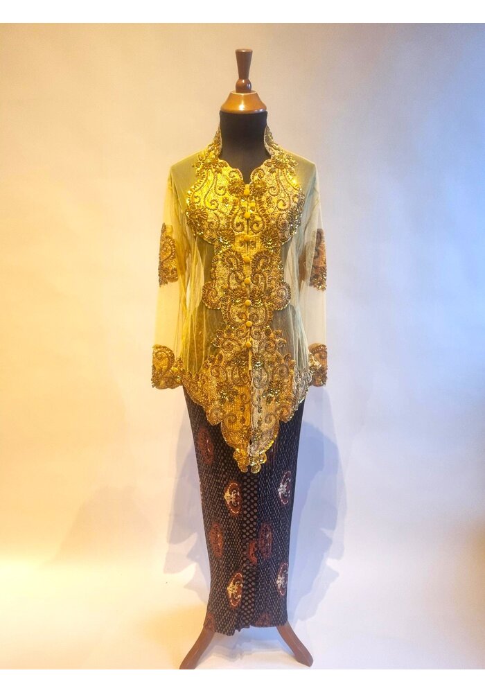Kebaya glamour goud met bijpassende rok plissé