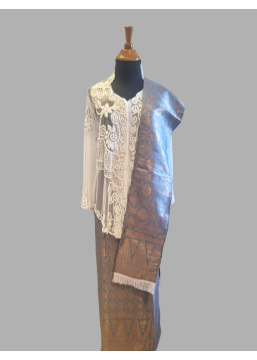 Kebaya glamour wit met bijpassende wikkel sarong & selendang