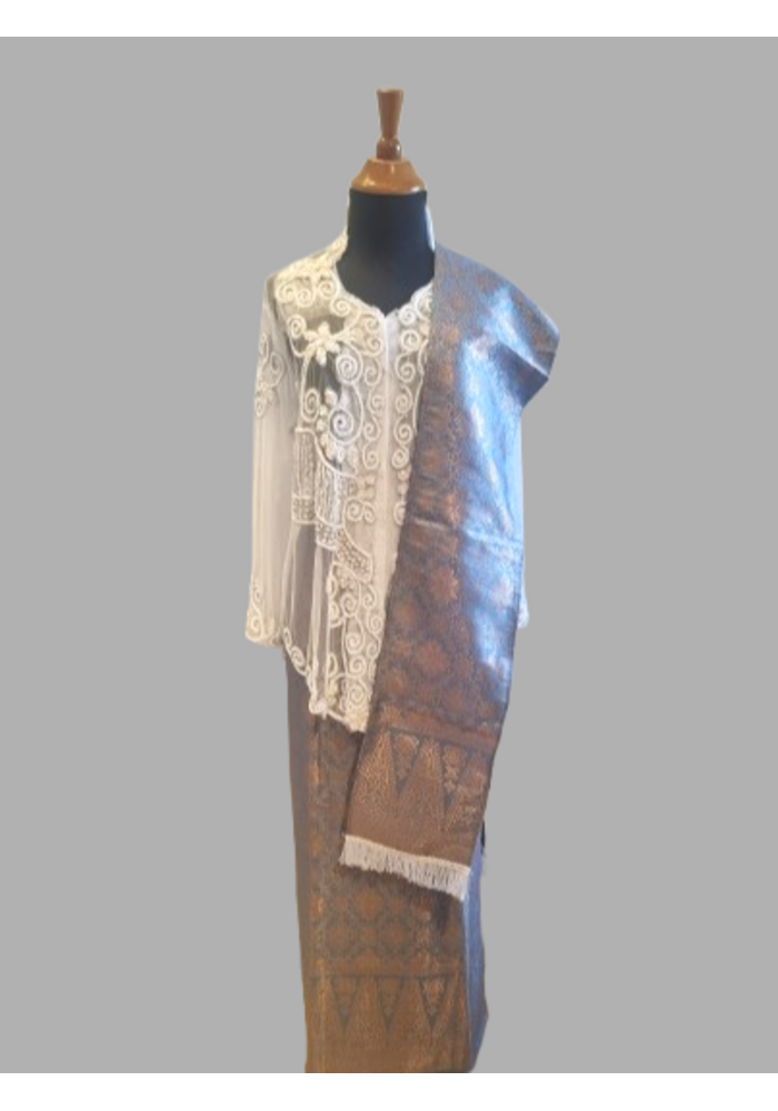 Kebaya glamour wit met bijpassende wikkel sarong & selendang