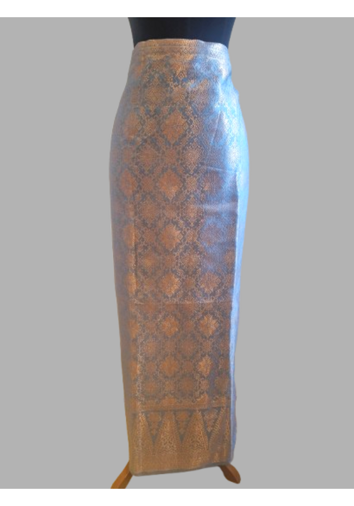 Kebaya glamour wit met bijpassende wikkel sarong & selendang