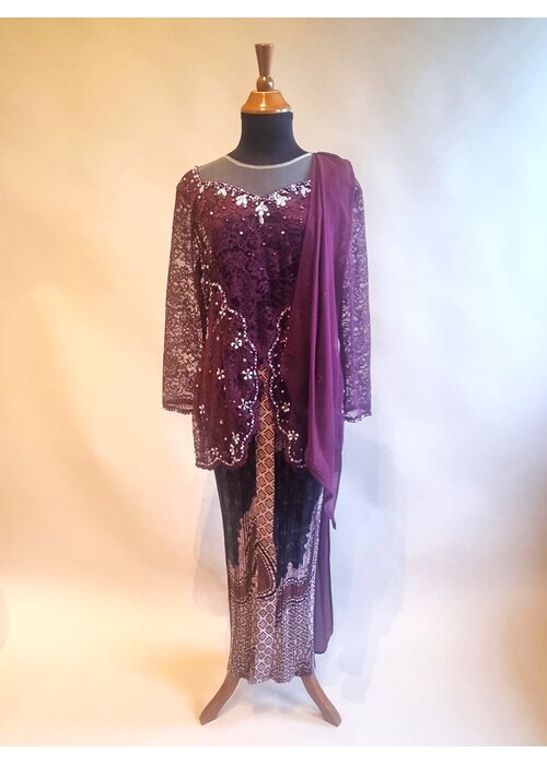 Kebaya trendy bordeaux met bijpassende selendang & rok plisse