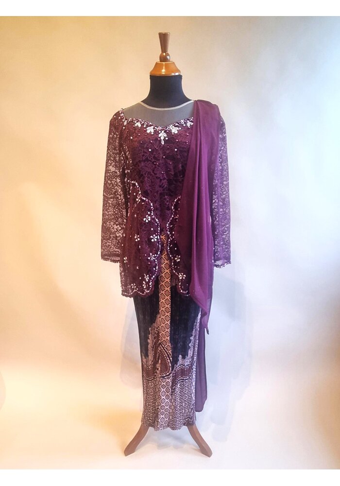 Kebaya trendy bordeaux met bijpassende selendang & rok plisse