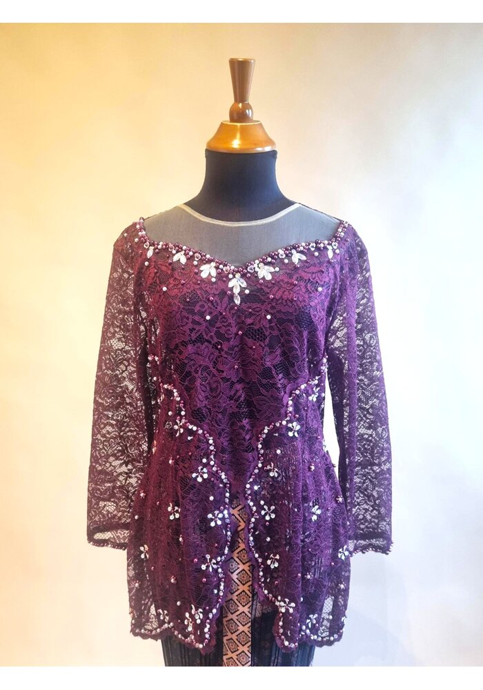 Kebaya trendy bordeaux met bijpassende selendang & rok plisse