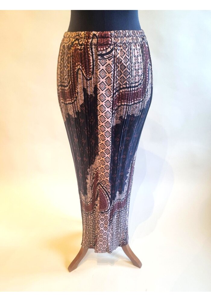 Kebaya trendy bordeaux met bijpassende selendang & rok plisse