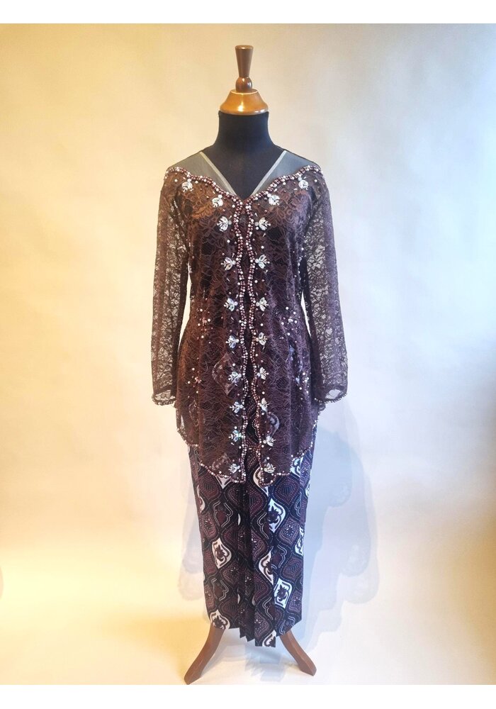 Kebaya trendy choco bruin met bijpassende sarong