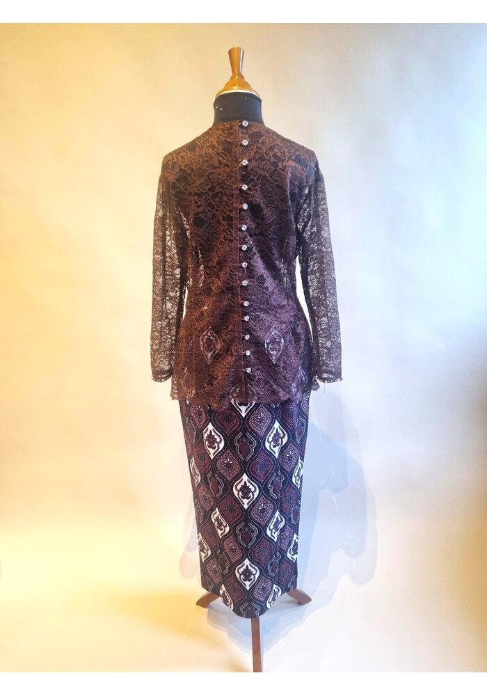 Kebaya trendy choco bruin met bijpassende sarong