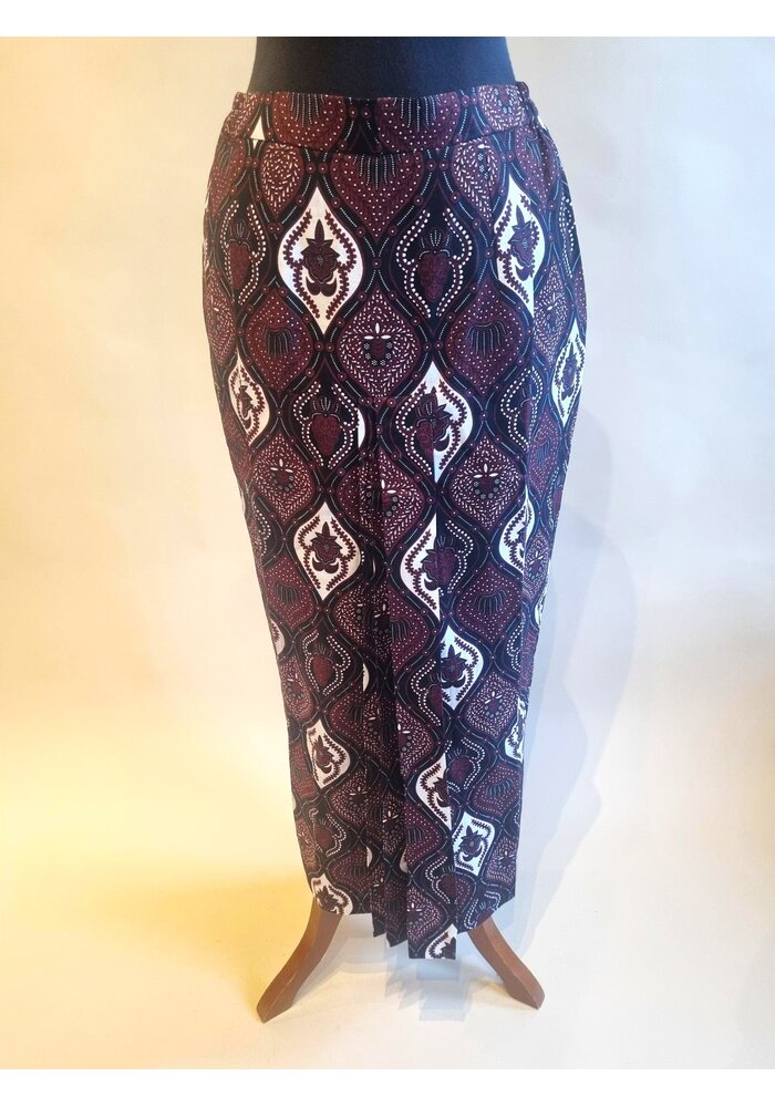 Kebaya trendy choco bruin met bijpassende sarong