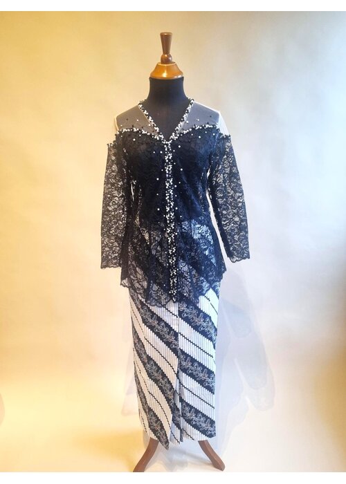 Kebaya trendy zwart met bijpassende sarong