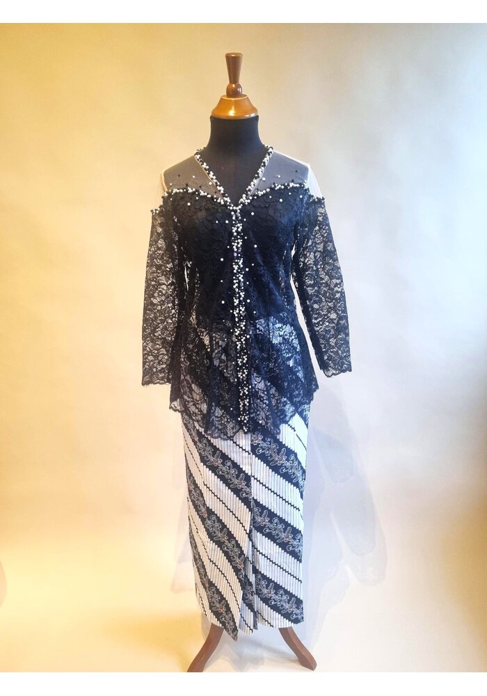 Kebaya trendy zwart met bijpassende sarong