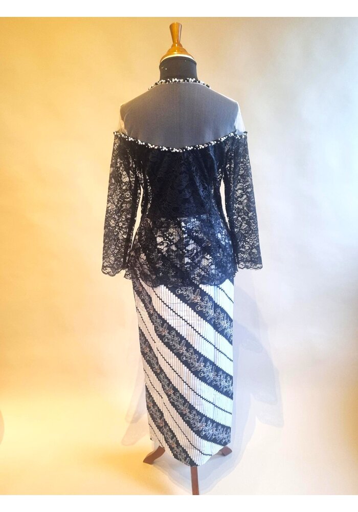 Kebaya trendy zwart met bijpassende sarong