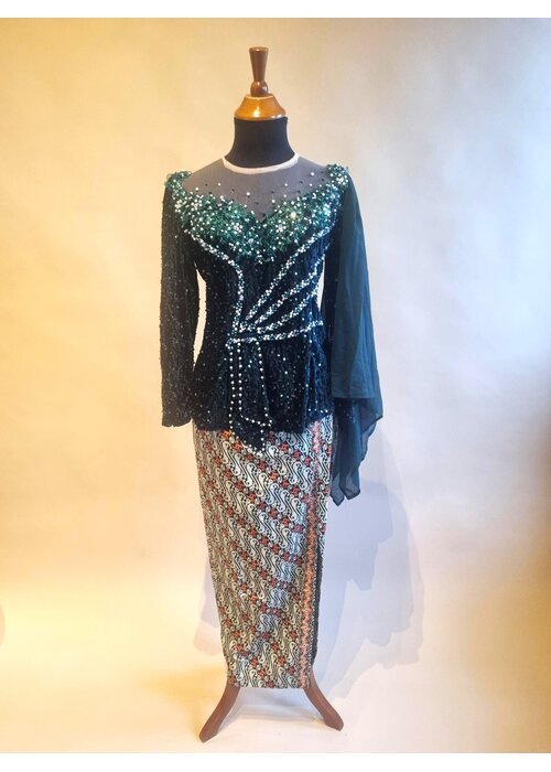 Kebaya glamour dennengroen met bijpassende sarong en selendang