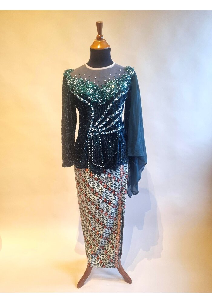 Kebaya glamour dennengroen met bijpassende sarong en selendang