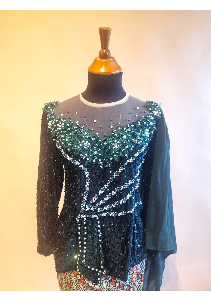 Kebaya glamour dennengroen met bijpassende sarong en selendang