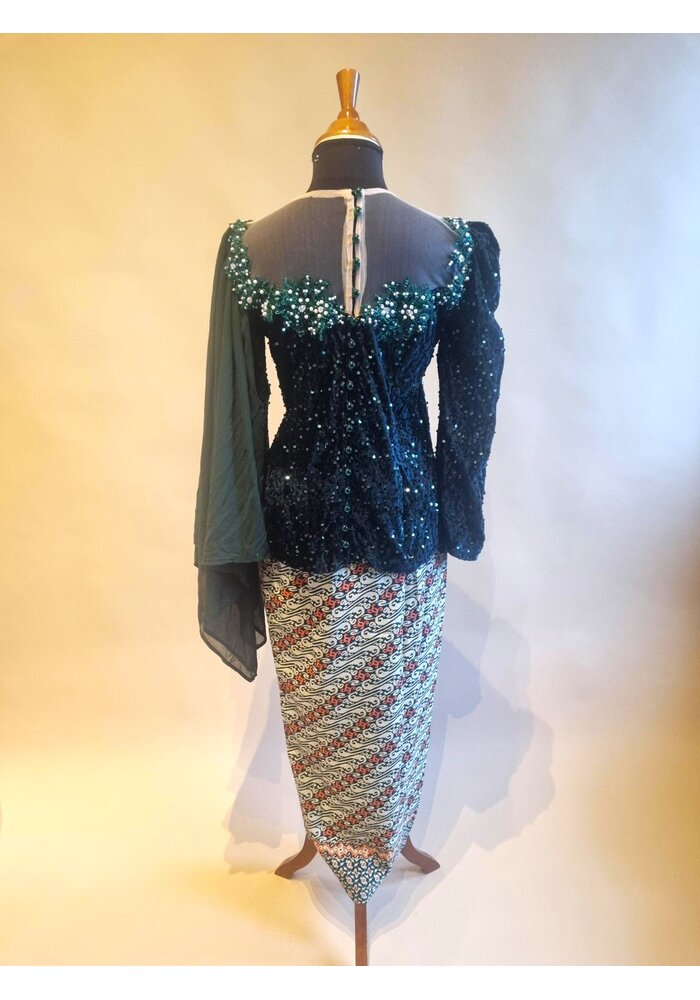 Kebaya glamour dennengroen met bijpassende sarong en selendang