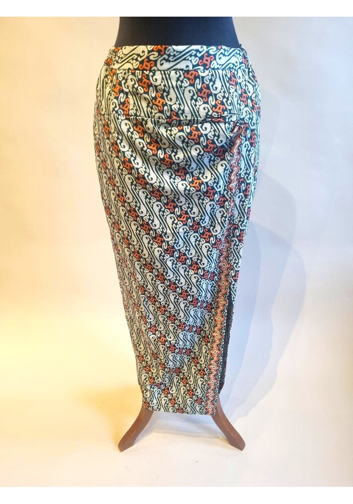 Kebaya glamour dennengroen met bijpassende sarong en selendang