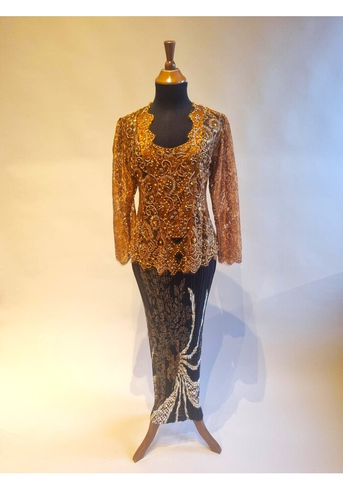 Kebaya elegant mahonie met bijpassende rok plisse