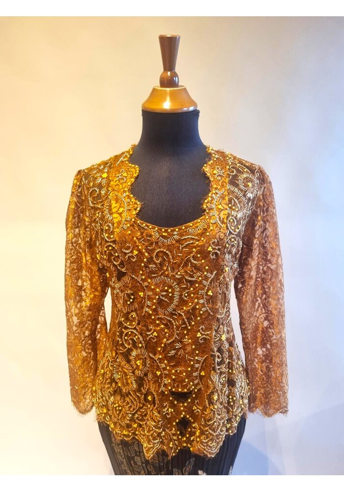 Kebaya elegant mahonie met bijpassende rok plisse