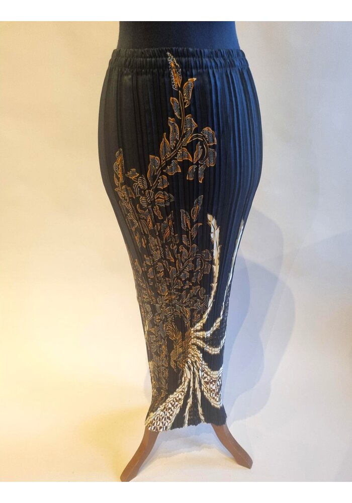 Kebaya elegant mahonie met bijpassende rok plisse