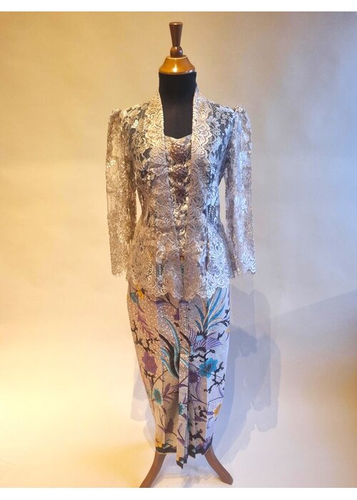 Kebaya beige metallic met bijpassende sarong