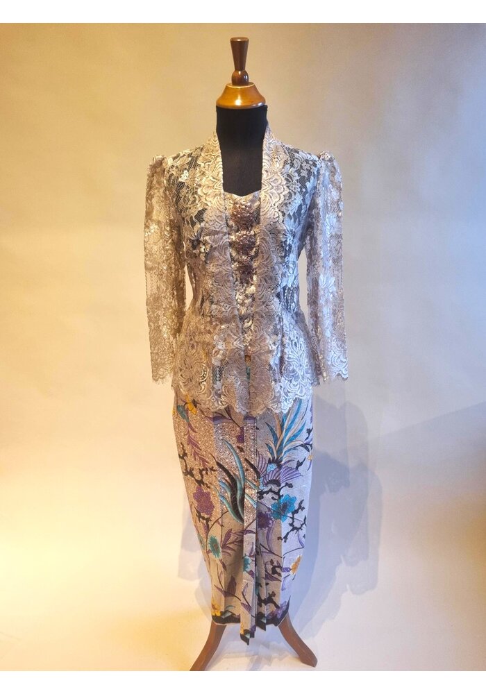 Kebaya beige metallic met bijpassende sarong