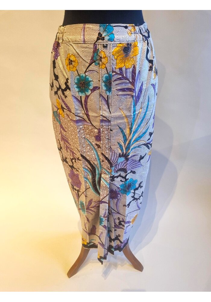 Kebaya beige metallic met bijpassende sarong