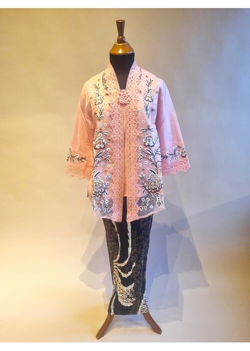 Kebaya modern zalm met bijpassende rok plissé