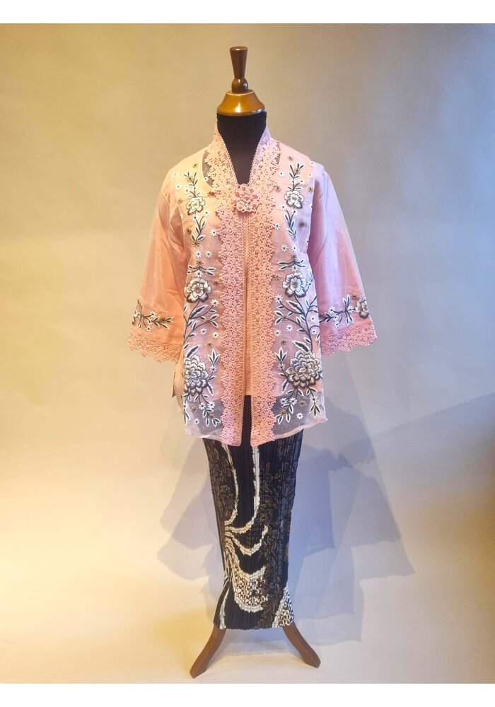 Kebaya modern zalm met bijpassende rok plissé