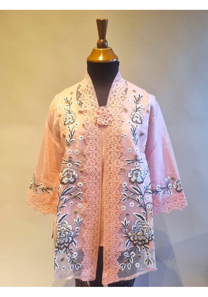 Kebaya modern zalm met bijpassende rok plissé