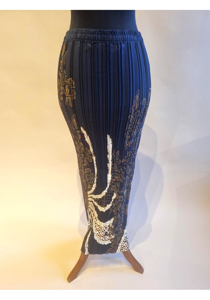 Kebaya modern zalm met bijpassende rok plissé