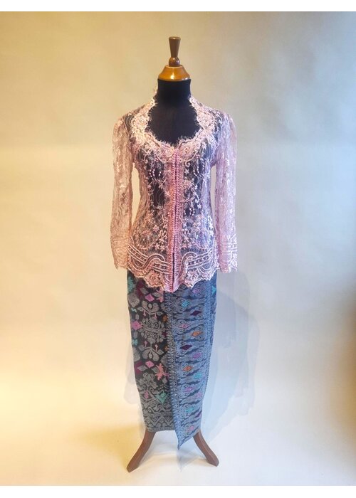 Kebaya elegant rose met bijpassende sarong songket