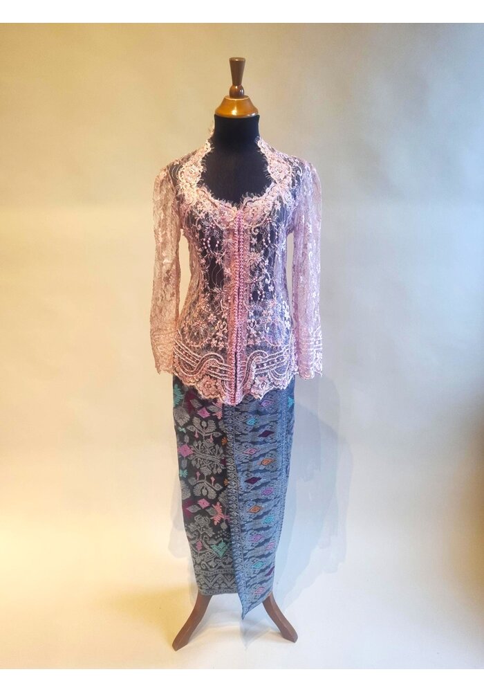 Kebaya elegant rose met bijpassende sarong songket