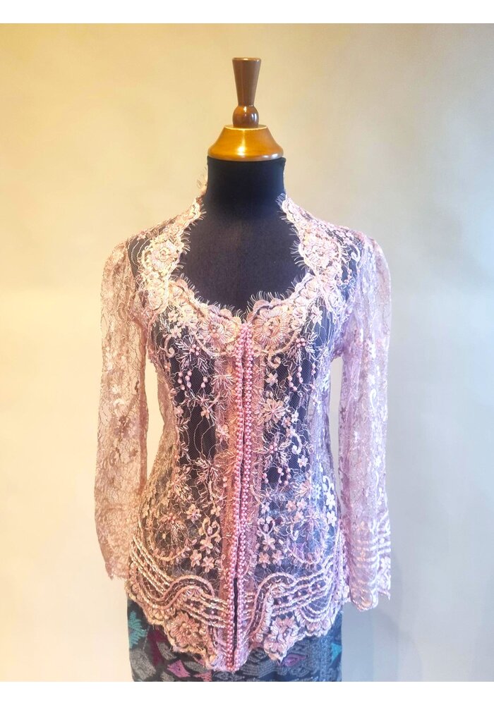 Kebaya elegant rose met bijpassende sarong songket