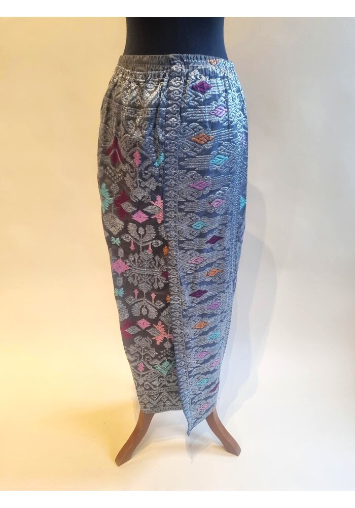 Kebaya elegant rose met bijpassende sarong songket