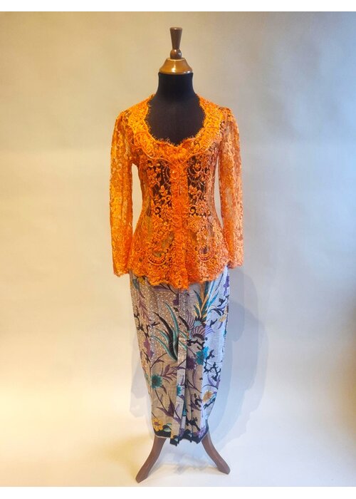 Kebaya elegant oranje met bijpassende rok