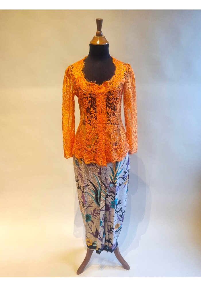 Kebaya elegant oranje met bijpassende rok