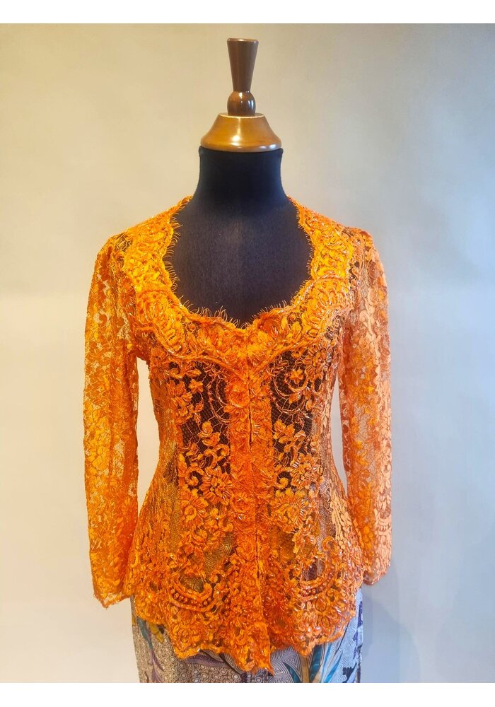 Kebaya elegant oranje met bijpassende rok