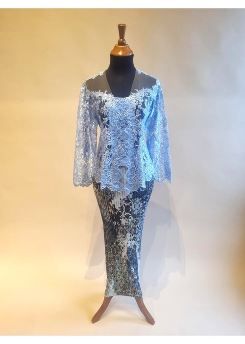 Kebaya glamour lichtblauw met bijpassende rok plisse