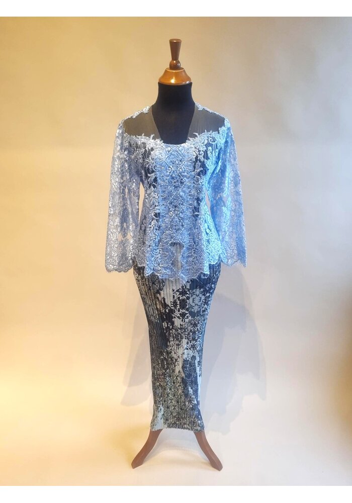 Kebaya glamour lichtblauw met bijpassende rok plisse