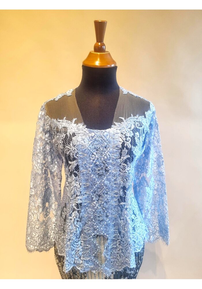 Kebaya glamour lichtblauw met bijpassende rok plisse