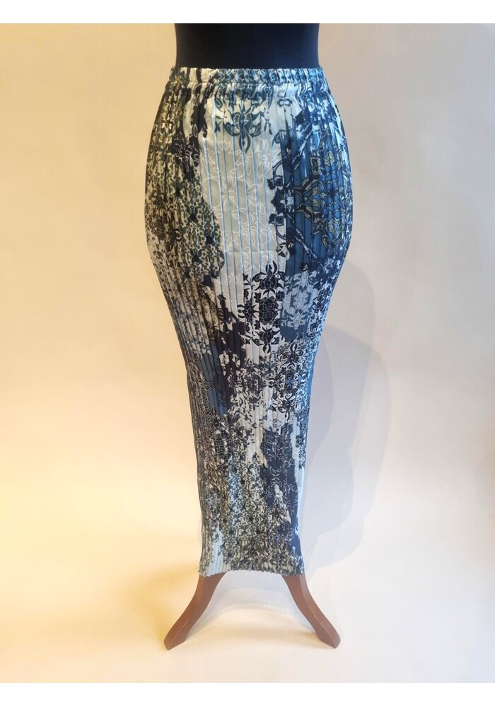 Kebaya glamour lichtblauw met bijpassende rok plisse