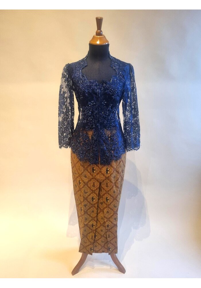 Kebaya glamour navy met bijpassende sarong