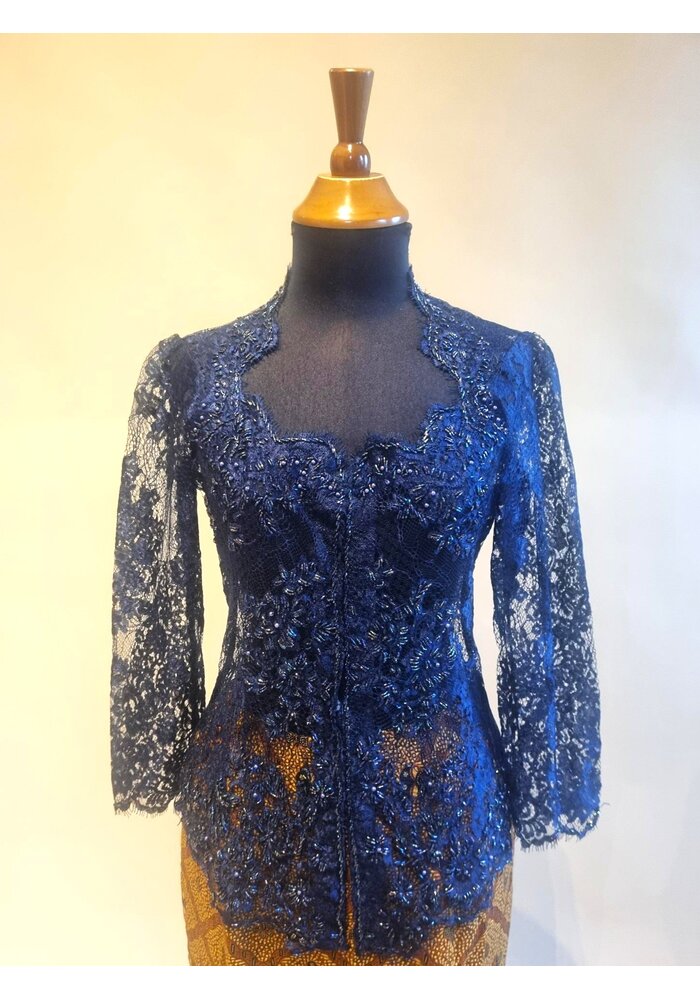 Kebaya glamour navy met bijpassende sarong