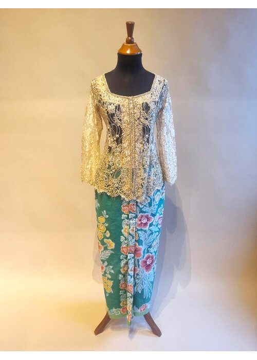 Kebaya glamour beige met bijpassende sarong