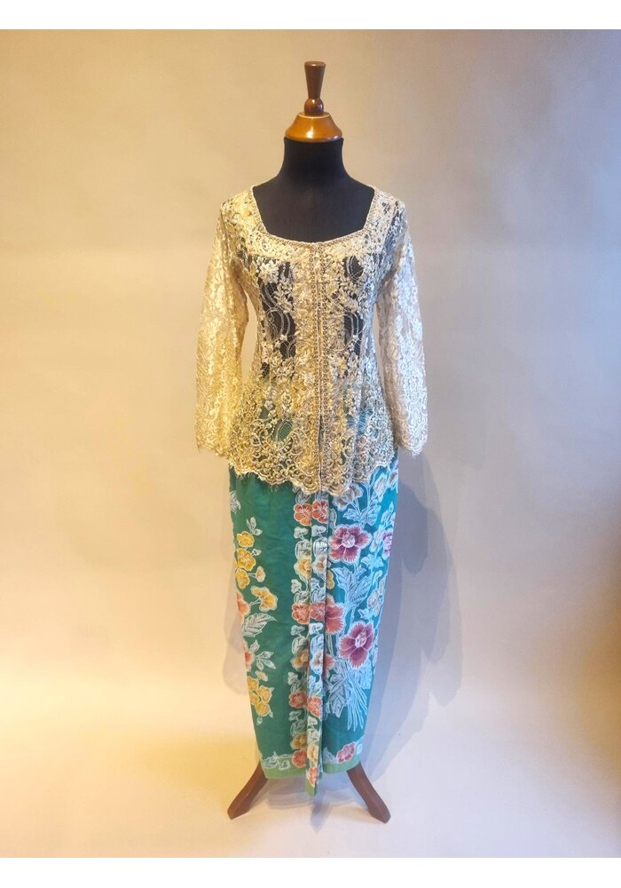 Kebaya glamour beige met bijpassende sarong