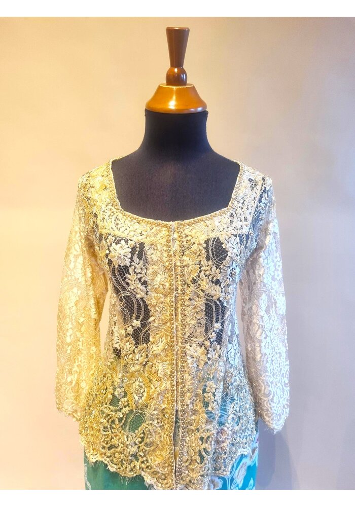 Kebaya glamour beige met bijpassende sarong