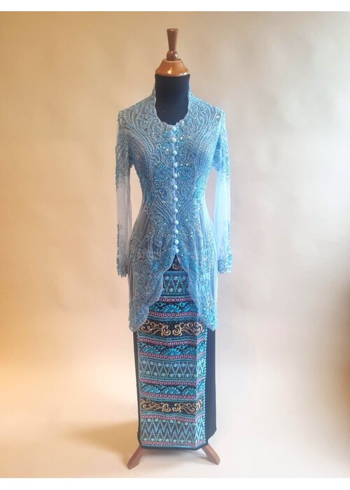 Kebaya glamour lichtblauw met bijpassende wikkel rok