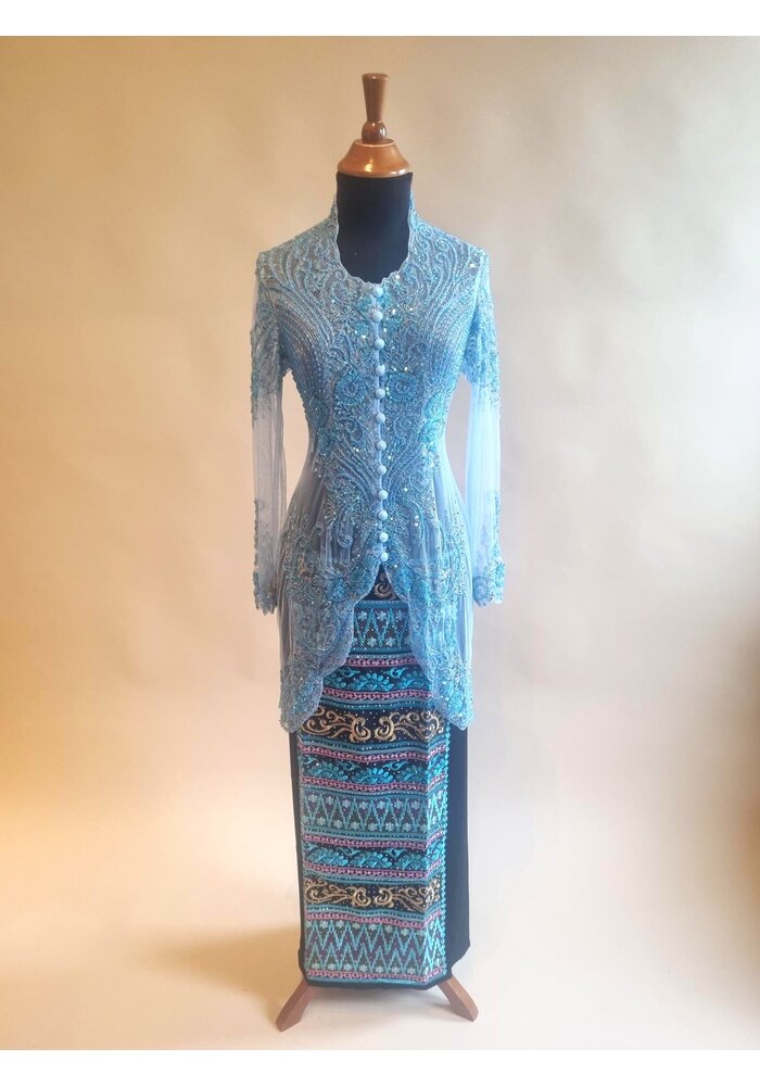 Kebaya glamour lichtblauw met bijpassende wikkel rok