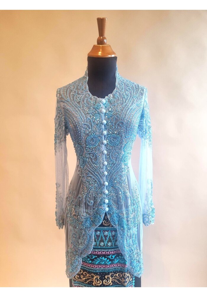 Kebaya glamour lichtblauw met bijpassende wikkel rok