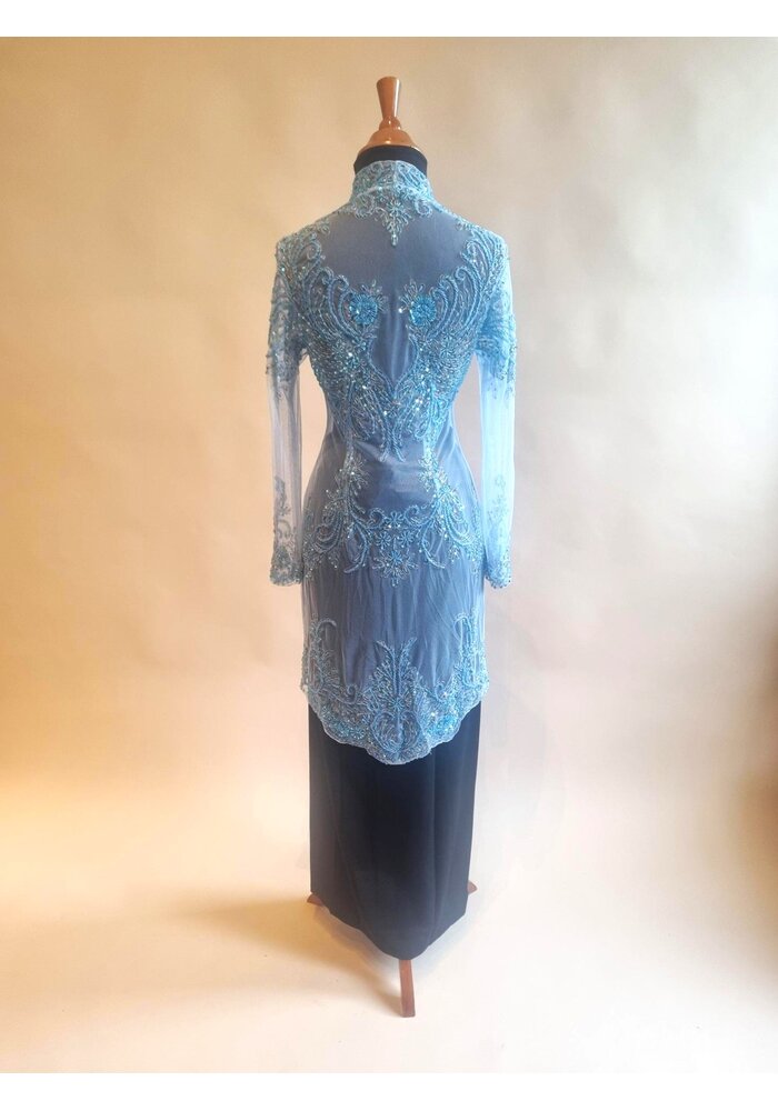 Kebaya glamour lichtblauw met bijpassende wikkel rok