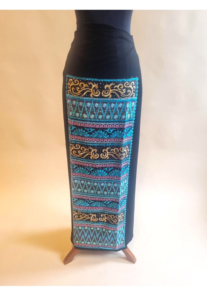 Kebaya glamour lichtblauw met bijpassende wikkel rok